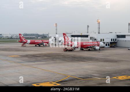 Bangkok, Thailand. 23.. November 2022. Thai AirAsia (FD) kommerzielle Passagierflugzeuge des Typs Airbus A320-200 werden am internationalen Abflugterminal am Don Mueang International Airport (DMK) in Bangkok geparkt. Die internationale Reise in Thailand nimmt wieder zu, da ausländische Touristen schnell auf das Niveau vor der Pandemie ankommen, was erheblich zur Erholung der tourismusabhängigen Wirtschaft beiträgt. Kredit: SOPA Images Limited/Alamy Live News Stockfoto