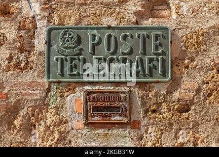 Schild für das historische Post- und Telegrafenamt, Sovana, Toskana, Italien, Europa Stockfoto