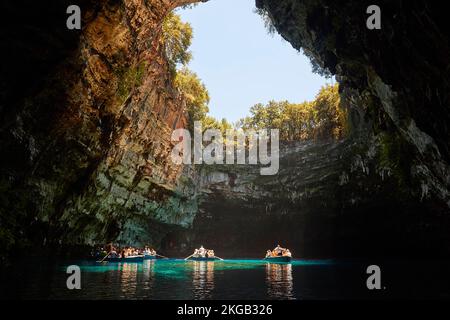Super Weitwinkelaufnahme, drei Boote mit Touristen, türkisfarbenes Wasser, Öffnung in der Höhlendecke, Tageslicht, Melissani Höhle, unterirdischer See, Kefalonia Isla Stockfoto