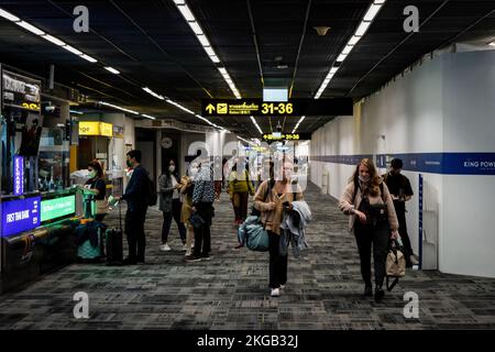 Bangkok, Thailand. 23.. November 2022. Passagiere gehen durch das internationale Abflugterminal am Don Mueang International Airport (DMK) in Bangkok. Die internationale Reise in Thailand nimmt wieder zu, da ausländische Touristen schnell auf das Niveau vor der Pandemie ankommen, was erheblich zur Erholung der tourismusabhängigen Wirtschaft beiträgt. Kredit: SOPA Images Limited/Alamy Live News Stockfoto