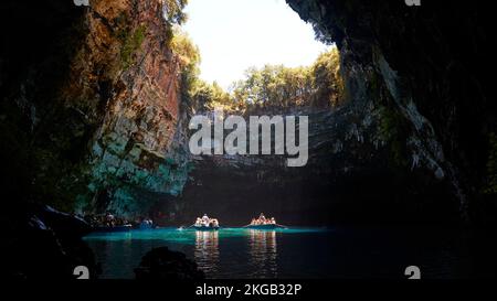Zwei Boote mit Touristen, Wasserreflexionen, Öffnung in Höhlendecke, Melissani Höhle, unterirdischer See, Kefalonia Insel, Ionische Inseln, Griechenland, Europa Stockfoto