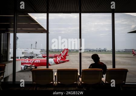 Bangkok, Thailand. 23.. November 2022. Ein Passagier wartet im internationalen Abflugterminal am Don Mueang International Airport (DMK) in Bangkok auf seinen Flug. Die internationale Reise in Thailand nimmt wieder zu, da ausländische Touristen schnell auf das Niveau vor der Pandemie ankommen, was erheblich zur Erholung der tourismusabhängigen Wirtschaft beiträgt. Kredit: SOPA Images Limited/Alamy Live News Stockfoto