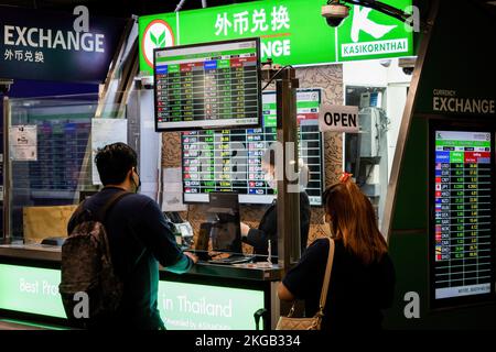Bangkok, Thailand. 23.. November 2022. Kunden wechseln Geld an einem Schalter der Kasikorn Bank im internationalen Abflugterminal am internationalen Flughafen Don Mueang (DMK) in Bangkok. Die internationale Reise in Thailand nimmt wieder zu, da ausländische Touristen schnell auf das Niveau vor der Pandemie ankommen, was erheblich zur Erholung der tourismusabhängigen Wirtschaft beiträgt. Kredit: SOPA Images Limited/Alamy Live News Stockfoto