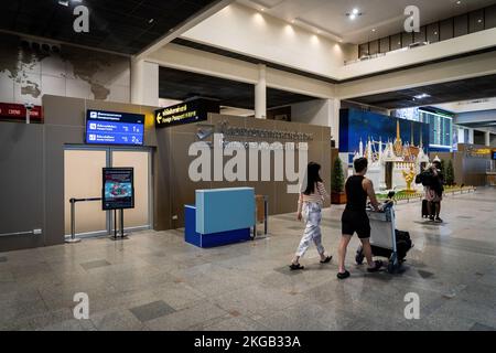 Bangkok, Thailand. 23.. November 2022. Passagiere betreten die Einreisekontrolle (Passkontrolle) in der internationalen Abflughalle am Don Mueang International Airport (DMK) in Bangkok. Die internationale Reise in Thailand nimmt wieder zu, da ausländische Touristen schnell auf das Niveau vor der Pandemie ankommen, was erheblich zur Erholung der tourismusabhängigen Wirtschaft beiträgt. Kredit: SOPA Images Limited/Alamy Live News Stockfoto