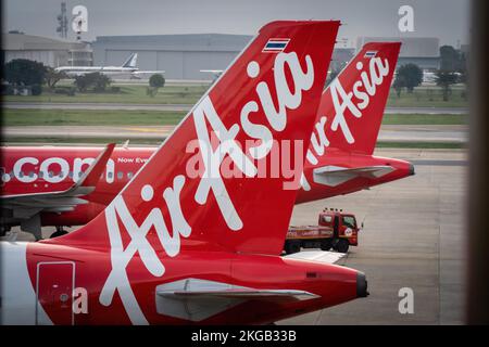Bangkok, Thailand. 23.. November 2022. Das Ende der gewerblichen Flugzeuge des Thai AirAsia (FD) Airbus A320-200 wird gesehen, während sie am internationalen Abflugterminal am Don Mueang International Airport (DMK) in Bangkok geparkt sind. Die internationale Reise in Thailand nimmt wieder zu, da ausländische Touristen schnell auf das Niveau vor der Pandemie ankommen, was erheblich zur Erholung der tourismusabhängigen Wirtschaft beiträgt. Kredit: SOPA Images Limited/Alamy Live News Stockfoto