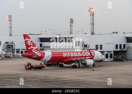 Bangkok, Thailand. 23.. November 2022. Am internationalen Abflugterminal am internationalen Flughafen Don Mueang International Airport (DMK) in Bangkok wird ein gewerbliches Passagierflugzeug des Typs Airbus A320-200 (Thai Asia (FD)) gesehen. Die internationale Reise in Thailand nimmt wieder zu, da ausländische Touristen schnell auf das Niveau vor der Pandemie ankommen, was erheblich zur Erholung der tourismusabhängigen Wirtschaft beiträgt. Kredit: SOPA Images Limited/Alamy Live News Stockfoto