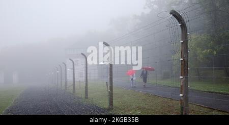 Umgebauter Zaun mit Menschen im Nebel im Konzentrationslager Buchenwald, heute Konzentrationslager, Weimar, Thüringen, Deutschland, EUR Stockfoto