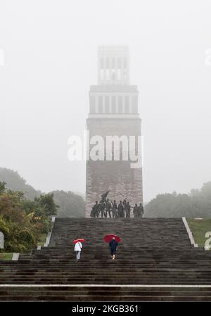 Treppe zur Gruppe der Figuren von Fritz Cremer mit Glockenturm, Buchenwald-Gedenkstätte, Weimar, Thüringen, Deutschland, Europa Stockfoto