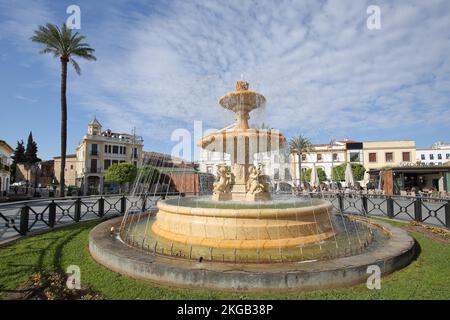 Dekorativer Brunnen mit Figuren und Wasserspielen auf der Plaza de Espana in Merida, Extremadura, Spanien, Europa Stockfoto