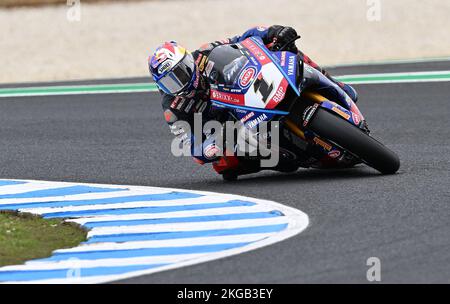 Melbourne, Australien. 19. November 2022. Der türkische Fahrer Toprak Razgatlioglu (1) neigt die Pata Yamaha YZF R1 in die Kurve 4 (Miller Corner) am Stockfoto