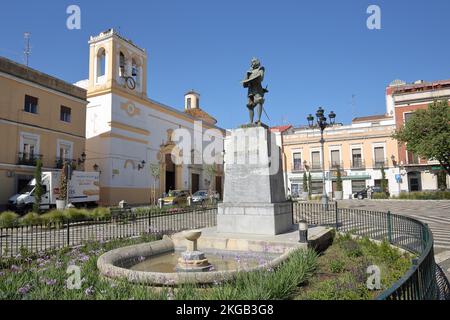 Plaza de Cervantes mit Kirche Iglesia de San Andres und Denkmal des Malers Francisco de Zurbaran in Badajoz, Extremadura, Spanien, Europa Stockfoto