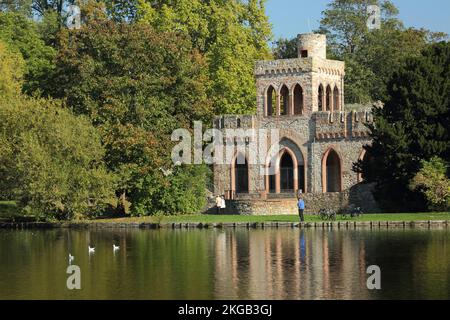 Mosburg im Schlosspark, erbaut im 13.. Jahrhundert im Schlosspark Biebrich in Wiesbaden, Hessen, Deutschland, Europa Stockfoto