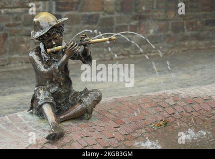 Flötenspieler am Brunnen in Biebrich, Wiesbaden, Hessen, Deutschland, Europa Stockfoto