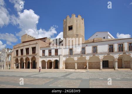 Casa Consistorial de Badajoz und Tower Torre de lo Caballeros am Plaza Alta in Badajoz, Extremadura, Spanien, Europa Stockfoto