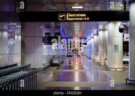 Bangkok, Thailand. 23.. November 2022. Der Eingang zur internationalen Abflughalle am Don Mueang International Airport (DMK) in Bangkok ist während des frühen Morgenverkehrs zum Flughafen zu sehen. Die internationale Reise in Thailand nimmt wieder zu, da ausländische Touristen schnell auf das Niveau vor der Pandemie ankommen, was erheblich zur Erholung der tourismusabhängigen Wirtschaft beiträgt. (Foto: Matt Hunt/SOPA Images/Sipa USA) Guthaben: SIPA USA/Alamy Live News Stockfoto