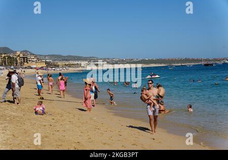 Cabo San Lucas, Mexiko - 7. November 2022 - der Blick auf den Strand ist an einem sonnigen Tag voller Touristen Stockfoto