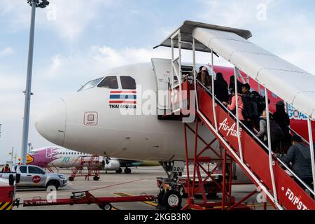 Bangkok, Thailand. 23.. November 2022. Passagiere steigen am Don Mueang International Airport (DMK) in Bangkok in einen Thai AirAsia (FD) Airbus A320-200 ein. Die internationale Reise in Thailand nimmt wieder zu, da ausländische Touristen schnell auf das Niveau vor der Pandemie ankommen, was erheblich zur Erholung der tourismusabhängigen Wirtschaft beiträgt. (Foto: Matt Hunt/SOPA Images/Sipa USA) Guthaben: SIPA USA/Alamy Live News Stockfoto