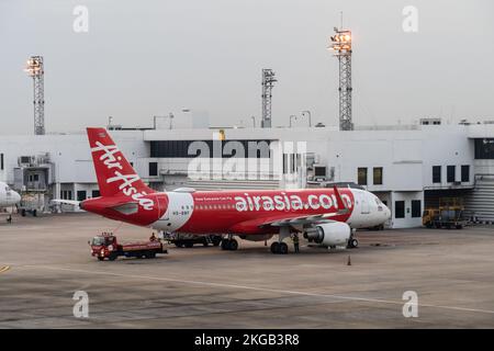 Bangkok, Thailand. 23.. November 2022. Am internationalen Abflugterminal am internationalen Flughafen Don Mueang International Airport (DMK) in Bangkok wird ein gewerbliches Passagierflugzeug des Typs Airbus A320-200 (Thai Asia (FD)) gesehen. Die internationale Reise in Thailand nimmt wieder zu, da ausländische Touristen schnell auf das Niveau vor der Pandemie ankommen, was erheblich zur Erholung der tourismusabhängigen Wirtschaft beiträgt. (Foto: Matt Hunt/SOPA Images/Sipa USA) Guthaben: SIPA USA/Alamy Live News Stockfoto