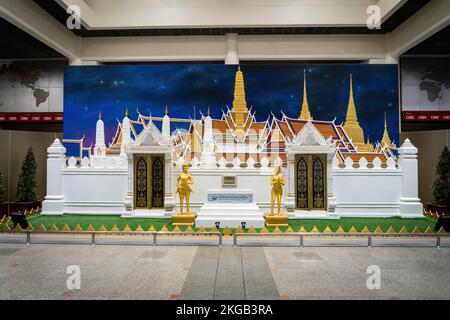 Bangkok, Thailand. 23.. November 2022. Kunstwerke des Großen Palastes, die in der internationalen Abflughalle am Internationalen Flughafen Don Mueang (DMK) in Bangkok ausgestellt sind. Die internationale Reise in Thailand nimmt wieder zu, da ausländische Touristen schnell auf das Niveau vor der Pandemie ankommen, was erheblich zur Erholung der tourismusabhängigen Wirtschaft beiträgt. (Foto: Matt Hunt/SOPA Images/Sipa USA) Guthaben: SIPA USA/Alamy Live News Stockfoto