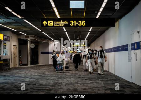 Bangkok, Thailand. 23.. November 2022. Passagiere gehen durch das internationale Abflugterminal am Don Mueang International Airport (DMK) in Bangkok. Die internationale Reise in Thailand nimmt wieder zu, da ausländische Touristen schnell auf das Niveau vor der Pandemie ankommen, was erheblich zur Erholung der tourismusabhängigen Wirtschaft beiträgt. (Foto: Matt Hunt/SOPA Images/Sipa USA) Guthaben: SIPA USA/Alamy Live News Stockfoto