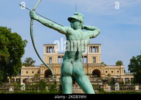 Statue Archer vor dem Orangeriepalast, Park Sanssouci, Potsdam, Brandenburg, Deutschland, Europa Stockfoto