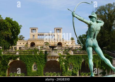 Statue Archer vor dem Orangeriepalast, Park Sanssouci, Potsdam, Brandenburg, Deutschland, Europa Stockfoto