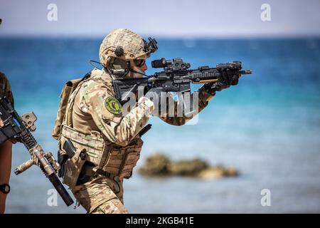 Ein Mitarbeiter des jordanischen Teams zur Bekämpfung des Terrorismus führt während der Übung Eager Lion 22 in Akaba, Jordanien, am 8.. September 2022 über den Strand Operationen durch. Der sportliche Löwe gilt als der Höhepunkt der umfassenderen militärischen Beziehung der USA zu den jordanischen Streitkräften, einer der US-Streitkräfte Die stärksten und zuverlässigsten Partner des Zentralkommandos in der Region, die mit konventionellen und nichtkonventionellen Szenarien den Weg für Sicherheit und Stabilität ebnen, um eine gemeinsame Task Force zu aktivieren. Das Vorhaben unterstreicht das Engagement der Vereinigten Staaten für die Partner im Nahen Osten und Stockfoto