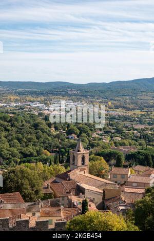 Grimaud ein mittelalterliches Dorf mit einer Burgruine und einem Glockenturm auf einem Hügel im Massif des Maures in Frankreich, in Europa, in der Provence. Stockfoto