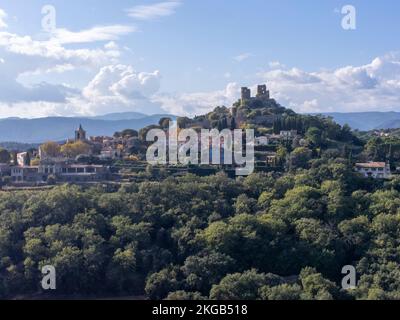 Grimaud ein mittelalterliches Dorf mit einer Burgruine und einem Glockenturm auf einem Hügel im Massif des Maures in Frankreich, in Europa, in der Provence. Stockfoto