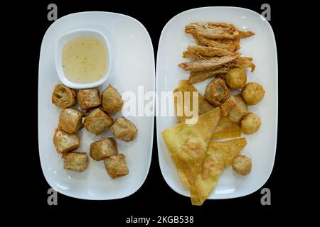 Schnitt aus (Hoi Jo)Deep Fried Crab Meat Rolls und gebratenen Knödeln auf schwarz isoliert. Stockfoto