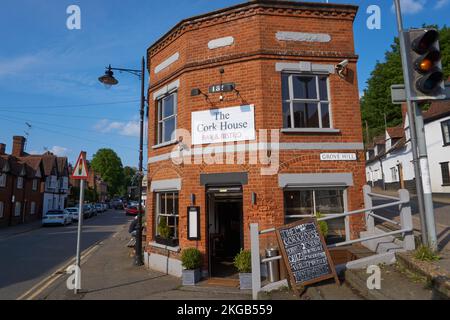 Alte Kneipe in Stansted Mountfitchet, die an der Ecke von zwei Straßen steht Stockfoto