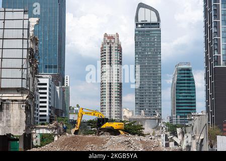 Bangkok, Thailand. 16.. November 2022. Ein Baggerfahrzeug, das auf der Baustelle im Bezirk Chid Lom in Bangkok gesehen wurde. Das Chid Lom-Viertel liegt im Herzen von Bangkok im Geschäftsviertel und ist von großen Büroblocks und Einkaufszentren gekennzeichnet. (Kreditbild: © Peerapon Boonyakiat/SOPA Images via ZUMA Press Wire) Stockfoto