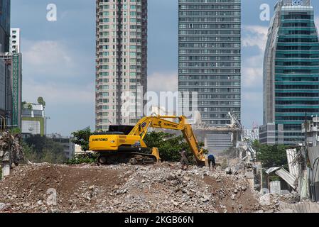 Bangkok, Thailand. 16.. November 2022. Ein Baggerfahrzeug, das auf der Baustelle im Bezirk Chid Lom in Bangkok gesehen wurde. Das Chid Lom-Viertel liegt im Herzen von Bangkok im Geschäftsviertel und ist von großen Büroblocks und Einkaufszentren gekennzeichnet. (Kreditbild: © Peerapon Boonyakiat/SOPA Images via ZUMA Press Wire) Stockfoto