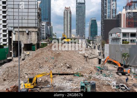 Bangkok, Thailand. 16.. November 2022. Die Baufahrzeuge, die auf der Baustelle im Bezirk Chid Lom in Bangkok arbeiten. Das Chid Lom-Viertel liegt im Herzen von Bangkok im Geschäftsviertel und ist von großen Büroblocks und Einkaufszentren gekennzeichnet. (Kreditbild: © Peerapon Boonyakiat/SOPA Images via ZUMA Press Wire) Stockfoto