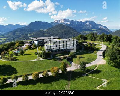 Berchtesgaden, Deutschland. 22.. September 2022. Das Kempinski Luxusresort auf Obersalzberg wird noch luxuriöser. Die Bayerische Staatsbank plant, den Kurbereich zu erweitern und große Teile davon wieder aufzubauen - zu Kosten von Millionen. (Zu dpa 'Free State will das Luxushotel in der Nähe des Nazi Dokumentationszentrums erweitern') Kredit: Kilian Pfeiffer/dpa/Alamy Live News Stockfoto