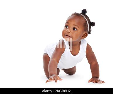 Hast du gesagt, die Böden müssen gewischt werden? Studioaufnahme eines süßen kleinen Mädchens, isoliert auf Weiß. Stockfoto