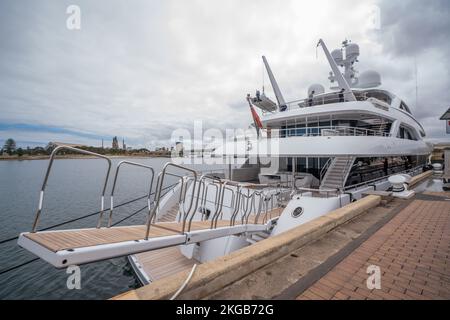 Adelaide, Australien. 23. November 2022 Eine Superyacht namens Satori im Besitz des US-Milliardärs Jay Alix, Gründer der Managementberatungsfirma AlixPartners, hat in Port Adelaide angedockt. Die luxuriöse Superyacht wurde von der Delta Marine Design Group entworfen und gebaut, ist 63 Meter lang und bietet Platz für 12 Gäste in sechs Kabinen und kostet US75 Millionen Dollar. Kredit: amer Ghazzal/Alamy Live News Stockfoto