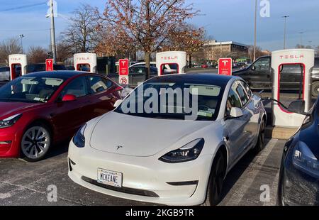 Colonie, Usa. 22.. November 2022. Tesla Fahrzeuge werden an einer Ladestation in Colonie gesehen. Telsa hat zwei Rückrufaktionen aufgrund von Problemen mit Airbag und Rücklicht angekündigt, die insgesamt fast 352.000 Fahrzeuge der Modelle X, 3 und Y betreffen. (Foto: Paul Hennessy/SOPA Images/Sipa USA) Guthaben: SIPA USA/Alamy Live News Stockfoto