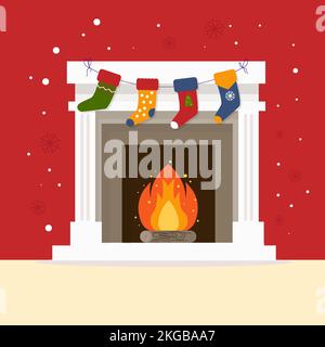 Weihnachtsstrumpf am Kamin. Lange Weihnachtssocken für Weihnachtsmanngeschenke. Weihnachtliches Kaminkonzept in flachem Design. Frohe Weihnachten und Stock Vektor
