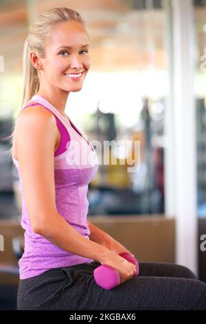 Versuchen Sie es und scheitern Sie, aber versuchen Sie es nicht. Eine junge Frau, die Gewichte hebt. Stockfoto