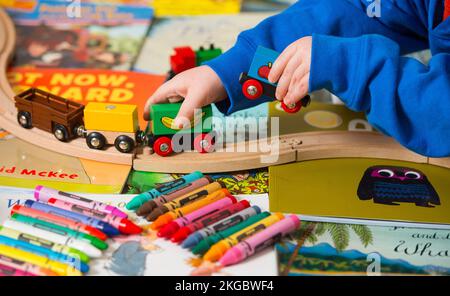 Dateifoto vom 24. April 01/15 eines Kleinkindes, das mit einer Auswahl an Kinderspielzeugen spielt. Babys und Kleinkinder sind aufgrund der Covid-19-Pandemie „mit ihren sozialen Fähigkeiten zurückgefallen“, so ein neuer Bericht. Stockfoto