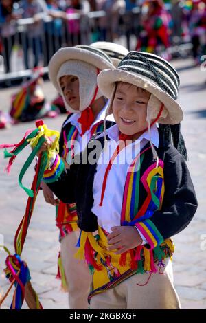 Die bunt gekleideten peruanischen Kinder während einer religiösen Zeremonie von Inti Raymi Stockfoto