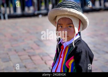 Ein bunt gekleidetes peruanisches Kind während einer religiösen Zeremonie von Inti Raymi Stockfoto