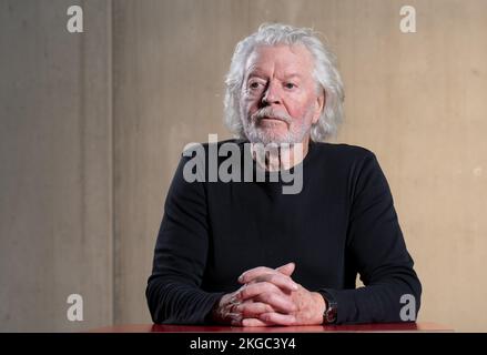 Stuttgart, Deutschland. 21.. November 2022. Der außergewöhnliche Tänzer Egon Madsen, der im Stuttgarter Theaterhaus fotografiert wurde. Der 80-Jährige beendet seine Bühnenlaufbahn nach 70 Jahren. Als Solistin war der Tänzer Egon Madsen ein integraler Bestandteil des „Stuttgarter Ballettwunders“ in den späten 1960er Jahren. Kredit: Bernd Weißbrod/dpa/Alamy Live News Stockfoto