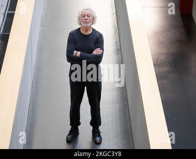 Stuttgart, Deutschland. 21.. November 2022. Der außergewöhnliche Tänzer Egon Madsen, der im Stuttgarter Theaterhaus fotografiert wurde. Der 80-Jährige beendet seine Bühnenlaufbahn nach 70 Jahren. Als Solistin war der Tänzer Egon Madsen ein integraler Bestandteil des „Stuttgarter Ballettwunders“ in den späten 1960er Jahren. Kredit: Bernd Weißbrod/dpa/Alamy Live News Stockfoto