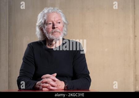 Stuttgart, Deutschland. 21.. November 2022. Der außergewöhnliche Tänzer Egon Madsen, der im Stuttgarter Theaterhaus fotografiert wurde. Der 80-Jährige beendet seine Bühnenlaufbahn nach 70 Jahren. Als Solistin war der Tänzer Egon Madsen ein integraler Bestandteil des „Stuttgarter Ballettwunders“ in den späten 1960er Jahren. Kredit: Bernd Weißbrod/dpa/Alamy Live News Stockfoto