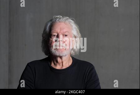 Stuttgart, Deutschland. 21.. November 2022. Der außergewöhnliche Tänzer Egon Madsen, der im Stuttgarter Theaterhaus fotografiert wurde. Der 80-Jährige beendet seine Bühnenlaufbahn nach 70 Jahren. Als Solistin war der Tänzer Egon Madsen ein integraler Bestandteil des „Stuttgarter Ballettwunders“ in den späten 1960er Jahren. Kredit: Bernd Weißbrod/dpa/Alamy Live News Stockfoto