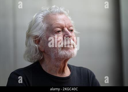 Stuttgart, Deutschland. 21.. November 2022. Der außergewöhnliche Tänzer Egon Madsen, der im Stuttgarter Theaterhaus fotografiert wurde. Der 80-Jährige beendet seine Bühnenlaufbahn nach 70 Jahren. Als Solistin war der Tänzer Egon Madsen ein integraler Bestandteil des „Stuttgarter Ballettwunders“ in den späten 1960er Jahren. Kredit: Bernd Weißbrod/dpa/Alamy Live News Stockfoto