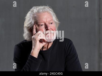 Stuttgart, Deutschland. 21.. November 2022. Der außergewöhnliche Tänzer Egon Madsen, der im Stuttgarter Theaterhaus fotografiert wurde. Der 80-Jährige beendet seine Bühnenlaufbahn nach 70 Jahren. Als Solistin war der Tänzer Egon Madsen ein integraler Bestandteil des „Stuttgarter Ballettwunders“ in den späten 1960er Jahren. Kredit: Bernd Weißbrod/dpa/Alamy Live News Stockfoto