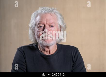 Stuttgart, Deutschland. 21.. November 2022. Der außergewöhnliche Tänzer Egon Madsen, der im Stuttgarter Theaterhaus fotografiert wurde. Der 80-Jährige beendet seine Bühnenlaufbahn nach 70 Jahren. Als Solistin war der Tänzer Egon Madsen ein integraler Bestandteil des „Stuttgarter Ballettwunders“ in den späten 1960er Jahren. Kredit: Bernd Weißbrod/dpa/Alamy Live News Stockfoto